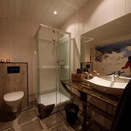 Kjosen Lodge, Lyngen. Semesterbostad Lyngseidet