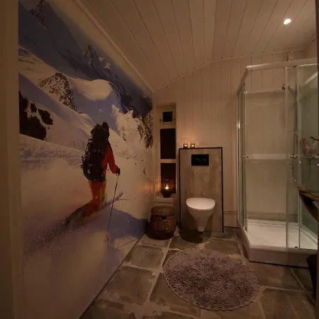 Kjosen Lodge, Lyngen. * Lyngseidet