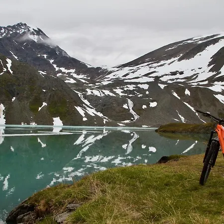 Kjosen Lodge, Lyngen. * Lyngseidet