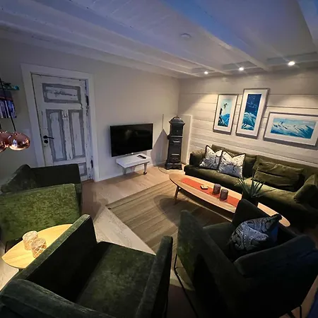 Kjosen Lodge, Lyngen. * Lyngseidet