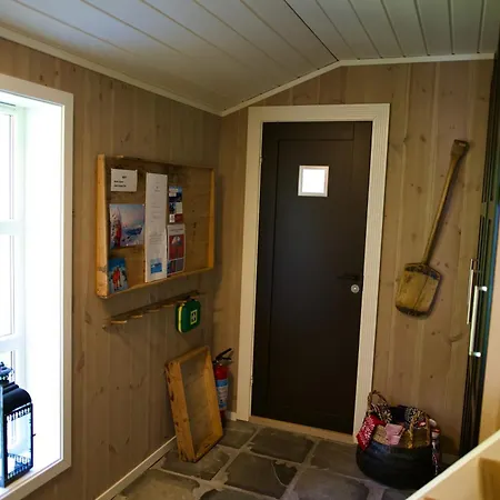 Kjosen Lodge, Lyngen. * Lyngseidet