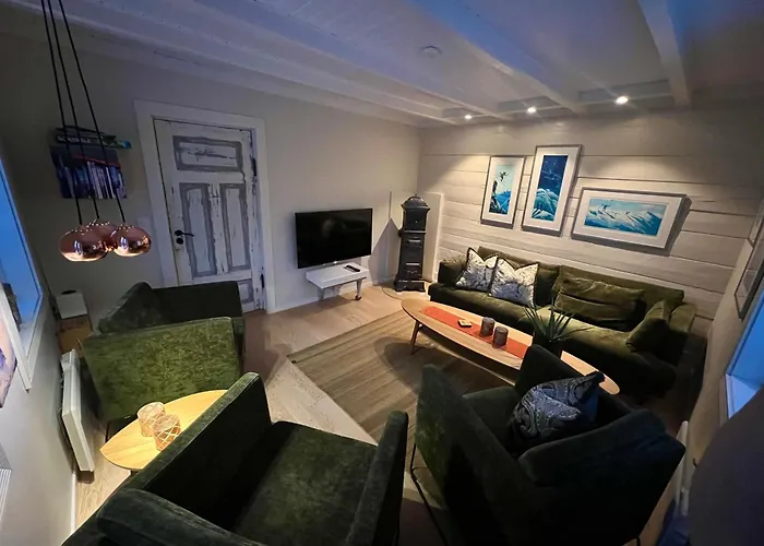 Kjosen Lodge, Lyngen. * Lyngseidet