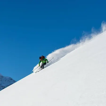 Kjosen Lodge, Lyngen. * Lyngseidet